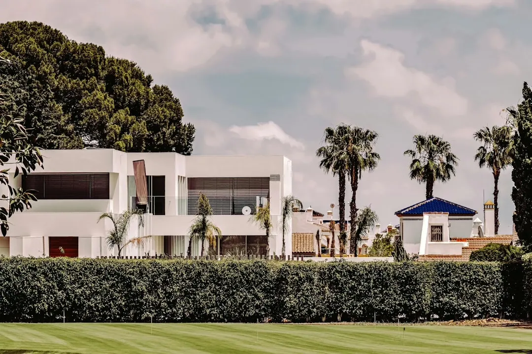 Finca vs. Villa: Welche Immobilie passt besser zu Düsseldorfer Anlegern?