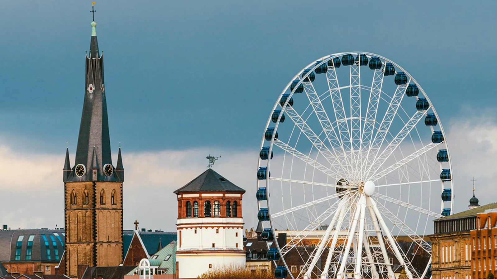 Düsseldorfer Altstadt mit Riesenrad und Schlossturm