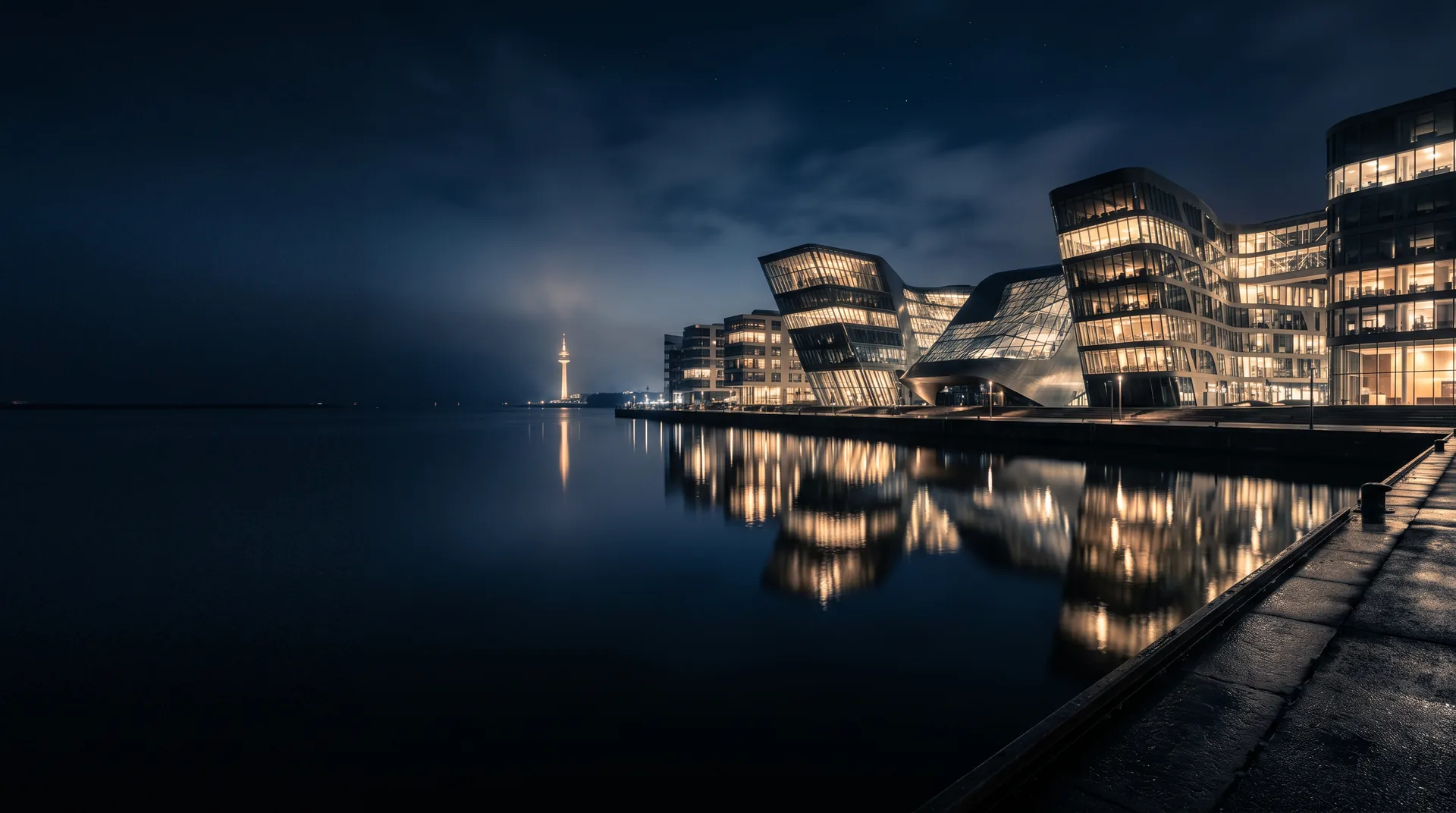 Moderne Hafenarchitektur in Düsseldorf bei Nacht, im Wasser gespiegelt